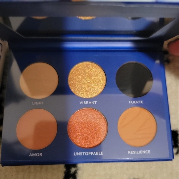 ⭐️40% Off⭐️ Treslūce I Am Siempre Divina Palette and 3D Lash Set - Picture 4 of 10